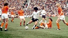 Gerd Müller trifft im WM-Finale 1974 in München zum 2:1 | Bild: picture-alliance/dpa
