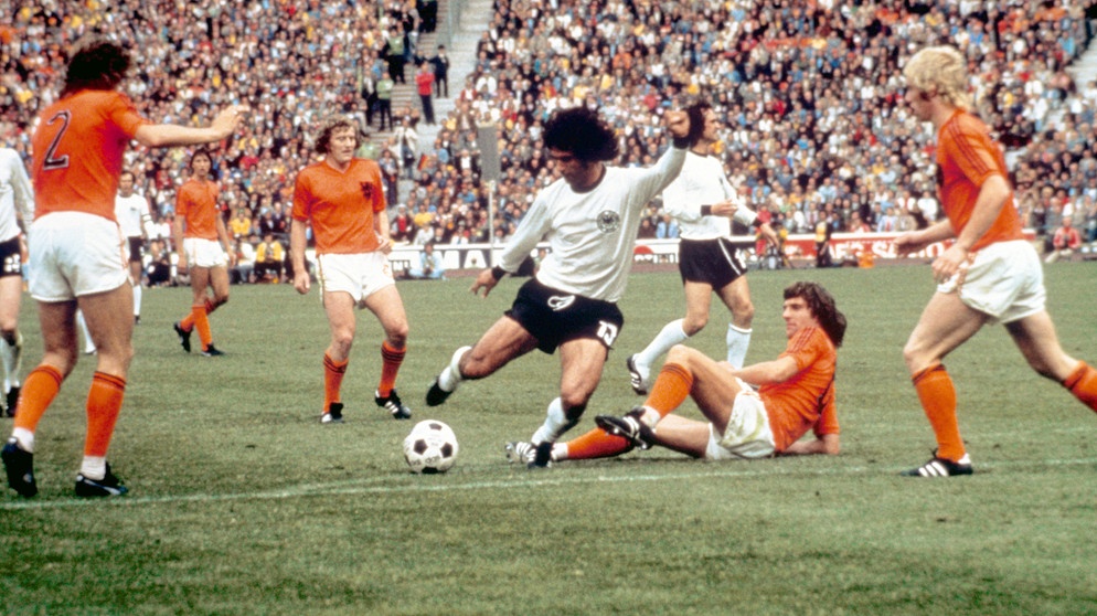 Gerd Müller trifft im WM-Finale 1974 in München zum 2:1 | Bild: picture-alliance/dpa