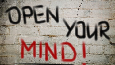 Graffiti auf einer Mauer mit dem Spruch "open your mind" | Bild: colourbox.com