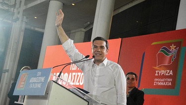 Alexis Tsipras, Premierminister von Griechenland, spricht am Rednerpult im Rahmen der Präsentation des politischen Programms der Partei Syriza.  | Bild: dpa-Bildfunk / Giorgos Zachos
