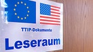 Ein Schild an der Tür weist auf den Leseraum für die Verhandlungsdokumente zum Freihandelsabkommen TTIP im Bundesministerium für Wirtschaft und Energie in Berlin hin.  | Bild: dpa-Bildfunk/Bernd von Jutrczenka