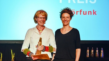 Juliane Bartel Preis 2015 - Preisträgerin Mechthild Müser (l.) neben Laudatorin Julia Fritzsche | Bild: Tom Figiel