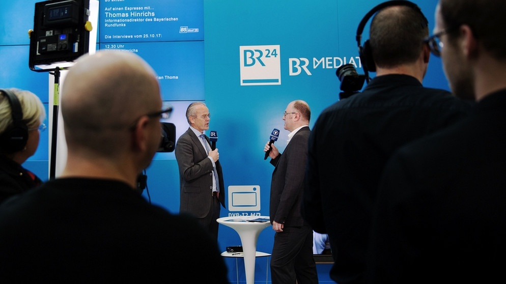 BR-Informationsdirektor Thomas Hinrichs wird von Raimund Bacher (B5 aktuell) am Stand des BR auf den Medientagen München 2017 interviewt.  | Bild: BR/Johanna Schlüter