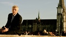 In Regensburg: Udo Wachtveitl auf der Steinernen Brücke mit dem Dom im Hintergrund | Bild: BR/Daniel Ritter