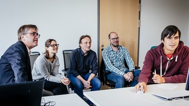 Das Team der BR-Abteilung Social Listening und Verifikation. Von links: Stefan Primbs, Jenny Stern, Michael Eberle, Stephan Rometsch und Hardy Funk.  | Bild: BR/Philipp Kimmelzwinger