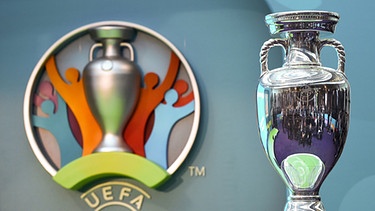 Der EM-Pokal neben dem UEFA-Logo (zur Euro 2020) | Bild: dpa-Bildfunk/Facundo Arrizabalaga