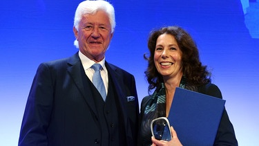 Sabina Wolf mit dem Vorsitzenden des Ernst- Schneider-Preises, Dr. Walter Richtberg | Bild: Ernst-Schneider-Preis