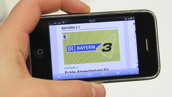 Bayern 3-Logo auf dem Display eines I-Phones | Bild: BR