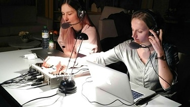 Linda Stark und Julia Schukowski von audio2 bei der Live-Audiodeskription der "Närrischen Weinprobe" | Bild: BR/Bernd Benecke