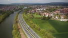 Aus "Unter unserem Himmel: Am Frankenschnellweg". Forchheim wird geteilt durch den Rhein-Main-Donau-Kanal und die A73. | Bild: BR/Herbert Lehner