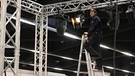 Maximilian Huber, Azubi Veranstaltungstechniker, installiert das Licht | Bild: BR
