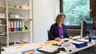 Redakteurin Haide Völz an ihrerm Schreibtisch im Büro | Bild: BR/Max Hofstetter