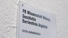  Türschild Büro: PB Wissenschaft-Bildung-Geschichte, Barrierefreie Angebote, Hörfilm-Audiodeskription | Bild: BR/Max Hofstetter