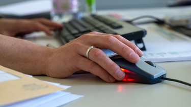 Hand eines jungen Mannes mit Computer Maus und Tastatur | Bild: picture-alliance/dpa