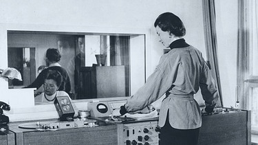Tontechnikerin im Funkhaus | Bild: BR/Historisches Archiv