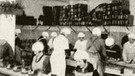 Radiohören in einer Schokoladenfabrik, während die Pralinenschachteln am Fließband gepackt werden. Der Lautsprecher befindet sich in der Ecke. | Bild: BR/ Historisches Archiv