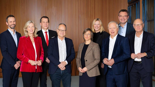Die Intendantinnen und Intendanten der ARD von links nach rechts: Florian Hager (hr), Katja Wildermuth (BR), Ralf Ludwig (MDR), Kai Gniffke (SWR), Ulrike Demmer (RBB), Yvette Gerner (RB),  Tom Buhrow (WDR), Martin Grasmück (SR), Joachim Knuth (NDR) | Bild: WDR / Annika Fußwinkel