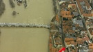 Hochwasser 1988: Luftaufnahme von Regensburg mit dem Studio Ostbayern des BR (siehe Pfeil) | Bild: Stadt Regensburg