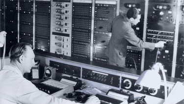 Schaltraum von Radio München, 1945                                                                | Bild: BR/ Historisches Archiv