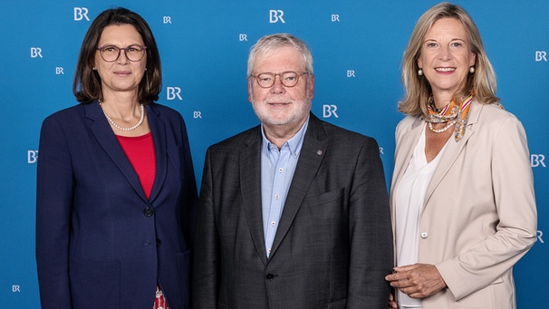 von links: BR-Verwaltungsratsvorsitzende Ilse Aigner, BR-Rundfunkratsvorsitzender Prof. Dr. Dr. habil. Godehard Ruppert, BR-Intendantin Dr. Katja Wildermuth | Bild: BR/Markus Konvalin