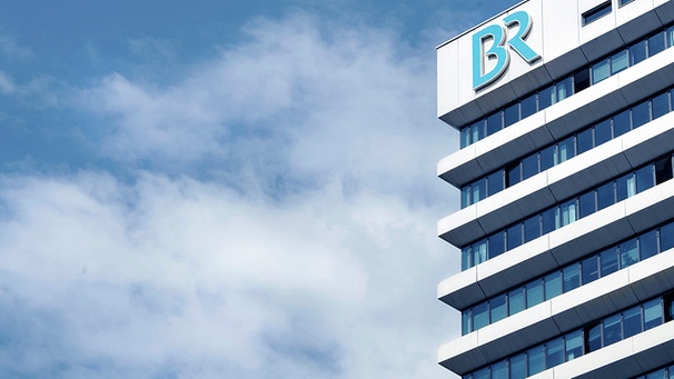 BR-Funkhaus mit Logo und weißblauem Himmel | Bild: BR