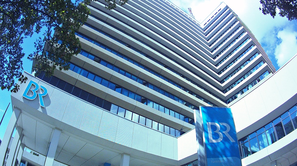 BR-Funkhaus mit Logo und weißblauem Himmel | Bild: BR