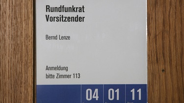 Türschild: Rundfunkrat Vorsitzender: Bernd Lenze | Bild: BR/Foto Sessner