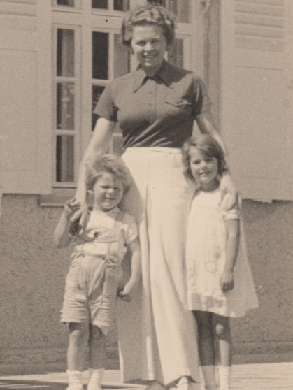 Marianne Koch mit Bruder und Mutter, 1930er Jahre | Bild: Privat