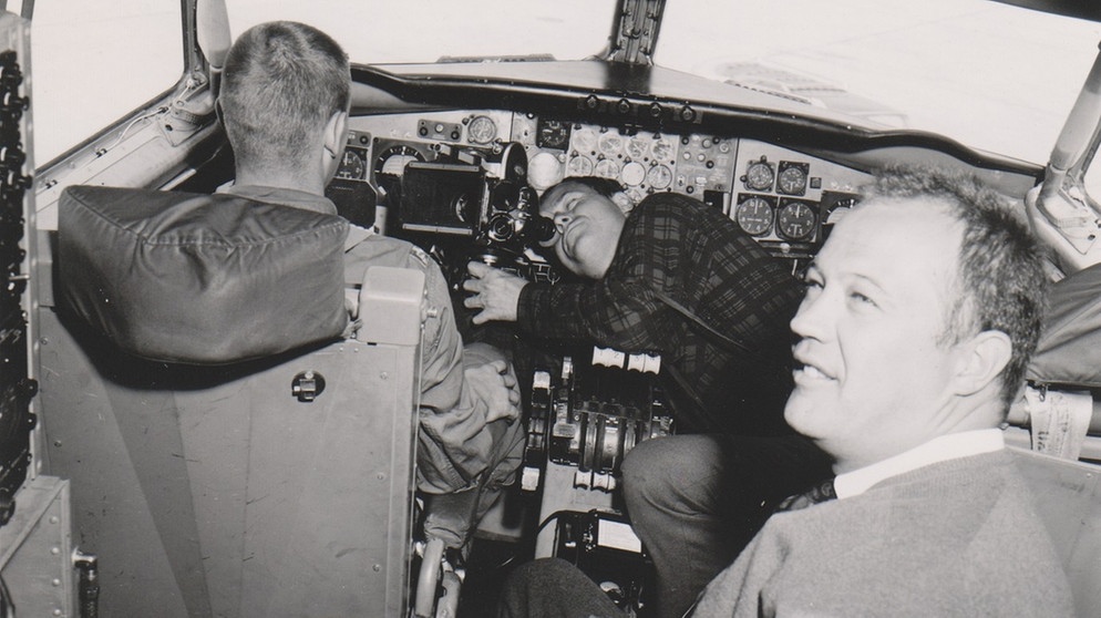 Dagobert Lindlau bei einer Reportage 1962 in der amerikanischen Luftwaffenbasis in Bari für Sendung "Chronik"  | Bild: BR / Historisches Archiv