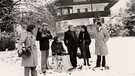 Udo Reiter, Golo Mann und Gustava Mösler mit Filmteam vor dem Haus von Golo Mann, 1973 | Bild: Privat