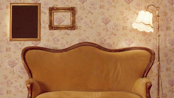 Couch vor Tapete | Bild: BR