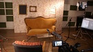 Gelbe Couch vor Tapetenwand | Bild: BR / Sabine Rittner