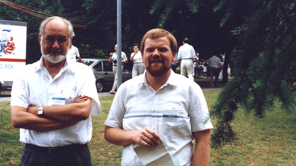Siegfried Müller (links) und Eberhard Schellenberger beim „Tag der offenen Tür“
der Veranstaltungsreihe „Sommer im Park“ anlässlich 40 Jahre Studio Nürnberg, 1989
| Bild: BR, Historisches Archiv