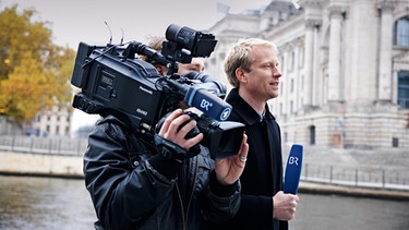 Kameramann und Korrespondent | Bild: Denis Pernath Fotografie