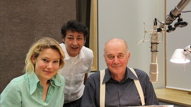 Von links nach rechts: Kirsten Böttcher (Regieassistenz), Antonio Pellegrino (Regie) und Hanns Zischler (Schauspieler, Autor und Sprecher) | Bild: BR/Ruth Ostermann