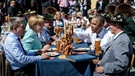 - Bundeskanzlerin Angela Merkel und US-Präsident Barack Obama nehmen am 07.06.2015 in Krün (Bayern) unter freiem Himmel ein traditionelles bayerisches Frühstück zu sich | Bild: Steffen Kugler/Bundesregierung/dpa