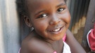 Ein lächelndes Kind in Kenia | Bild: BR/Angela Witt