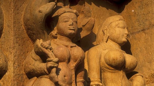 Erotische Reliefs am Kandariya Mahadev Tempel in Khajuraho, Indien | Bild: mauritius-images