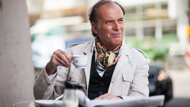 Toni Sichl (Wolfgang Fierek) genießt eine Tasse Kaffee im Dönerladen. | Bild: BR/Chris Hirschhäuser