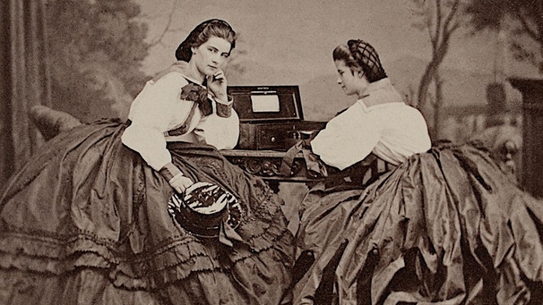 Sisis unglückliche Schwestern Marie (links) und Mathilde, 1861 vor der Kulisse von Rom | Bild: BR/Bernhard Graf