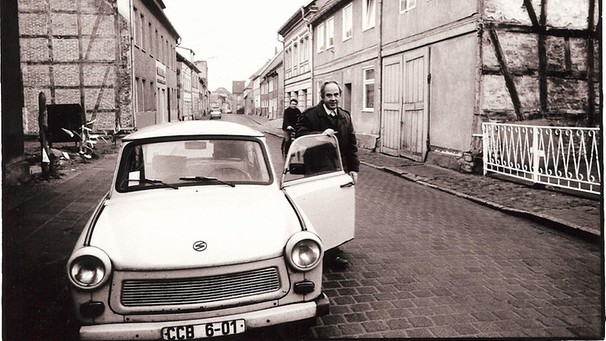 Lehrer und Trabi-Fahrer Henning Rischer im Januar 1990 in Loitz in "Meine Reise in die DDR" | Bild: BR/MGS Filmproduktion/Hans Albrecht Lusznat