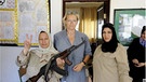 Libyen 2013: Kriegsfotografin Ursula Meissner mit zwei Kämpferinnen, die während des Kriegs an den Waffen ausgebildet wurden. | Bild: privat