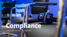 BR-Mikrofon liegt auf Stuhl, daneben ist zu lesen: Compliance im Bayerischen Rundfunk | Bild: BR / Raphael Kast