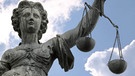 Justitia vor weiß-blauem Himmel | Bild: BR