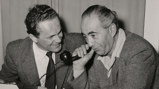 Rudolf Mühlfenzl alias Rufus Mücke und Fritz Benscher, der die "Wirtschaftsglosse der Woche" sprach, 1950er Jahre | Bild: BR, Lindinger