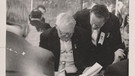 Rudolf Mühlfenzl (rechts) und Wirtschaftsminister/Bundeskanzler Ludwig Erhard (links) im Gespräch, 1960er Jahre | Bild: Privat