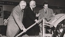 Helmut Hüsener (links) und Rudolf Mühlfenzl (rechts) bei dem Besuch der Banner Lane Works in Coventry. John Keyser (mitte) von der Firma Massey-Harris-Ferguson erklärt die Funktionsweise eines landwirtschaftlichen Geräts, 1955 | Bild: Privat