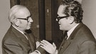 Rudolf Mühlfenzl (rechts) im Gespräch mit Robert Lembke (links) beim Bayerischen Abend in den Räumen des Kuratoriums Internationale Begegnung e.V., 1970 | Bild: Privat