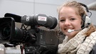 Eine junge Frau mit Filmkamera | Bild: rbb/Oliver Ziebe