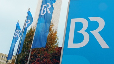 Rundfunkgelände mit BR-Logo im Vordergrund | Bild: picture-alliance/dpa; Bearbeitung: BR
